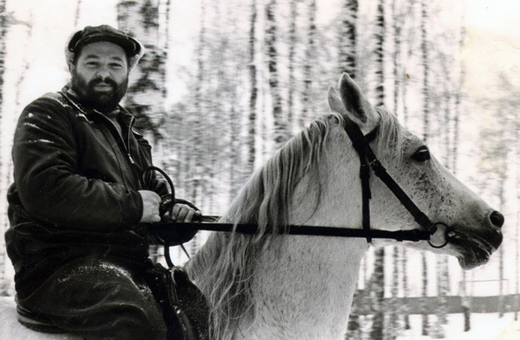 1956-1957. Публикует первые репортажи в «Огоньке»