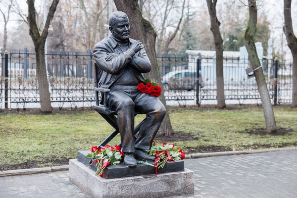 Открыта скульптурная композиция,